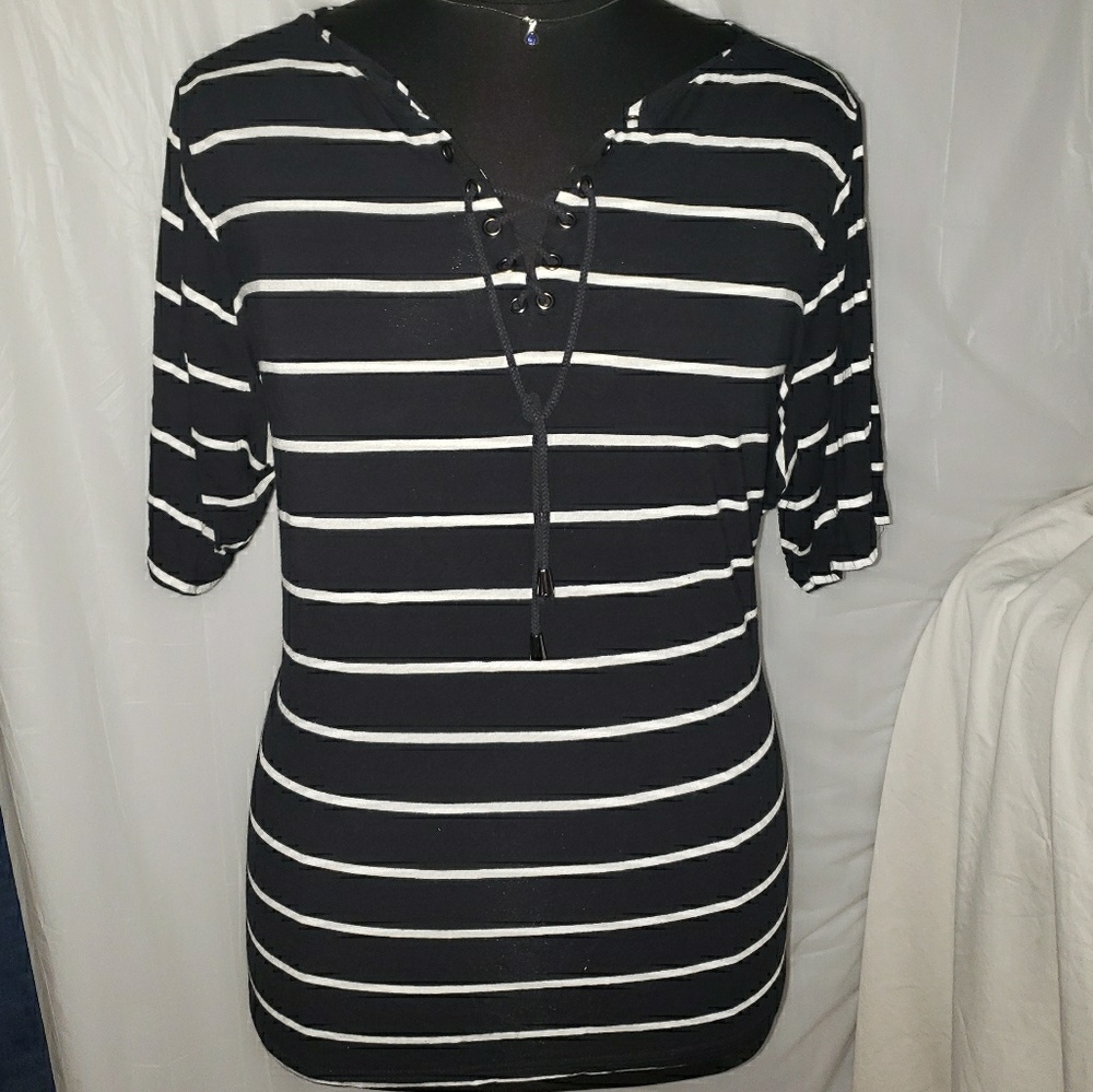 Avenue 26 / 28 lace up stripe short sleeve top